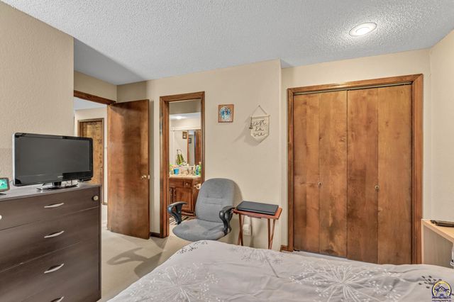 2231 SW Westport PL, Topeka, KS 66614