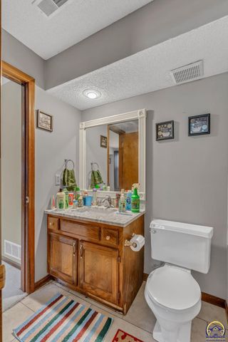 2231 SW Westport PL, Topeka, KS 66614