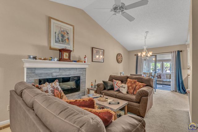 2231 SW Westport PL, Topeka, KS 66614