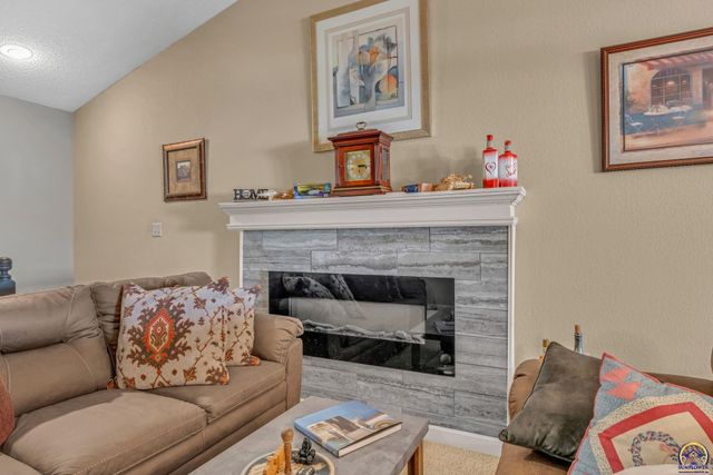 2231 SW Westport PL, Topeka, KS 66614