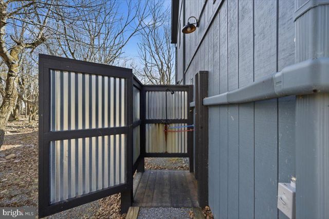 20 VISTA LANE, Lake Harmony, PA 18624