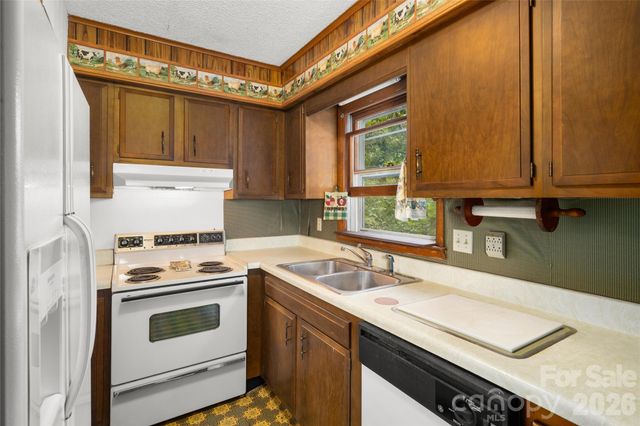 150 Mountain Laurel Lane, Fletcher, NC 28732