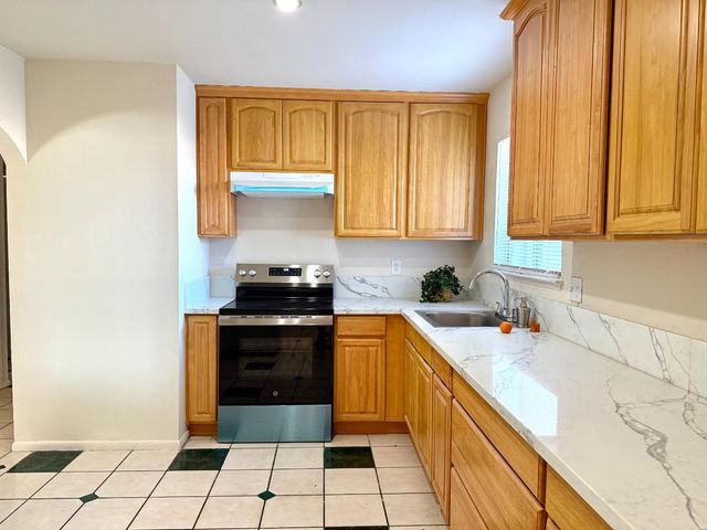 6917 Briggs Dr, Sacramento, CA 95828