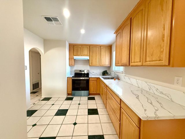 6917 Briggs Dr, Sacramento, CA 95828