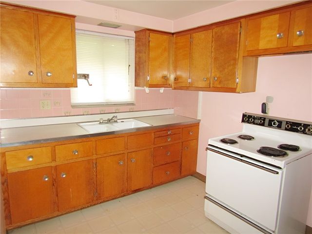 571 Grove Rd, Penn Hills, PA 15147