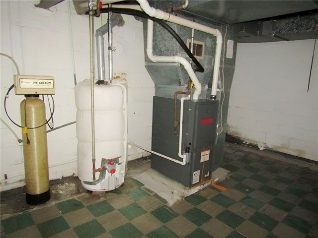 571 Grove Rd, Penn Hills, PA 15147