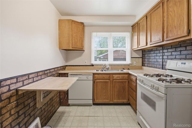 26316 Powers Avenue, Dearborn Heights, MI 48125