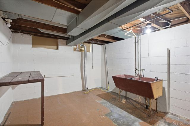 26316 Powers Avenue, Dearborn Heights, MI 48125