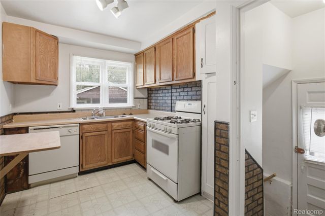 26316 Powers Avenue, Dearborn Heights, MI 48125