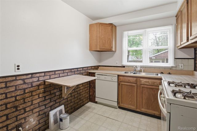 26316 Powers Avenue, Dearborn Heights, MI 48125