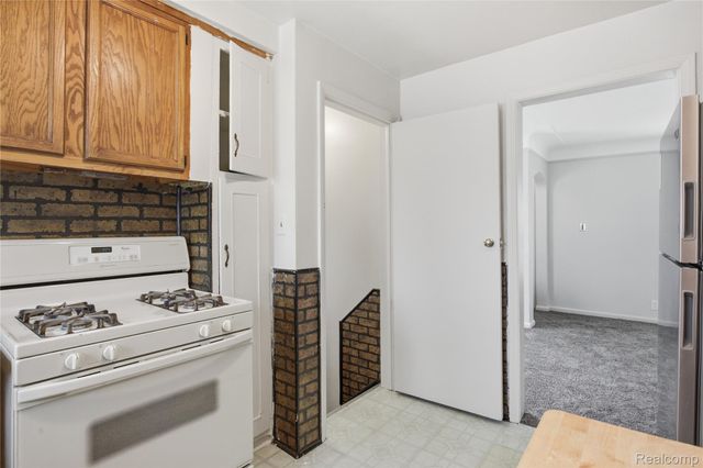 26316 Powers Avenue, Dearborn Heights, MI 48125