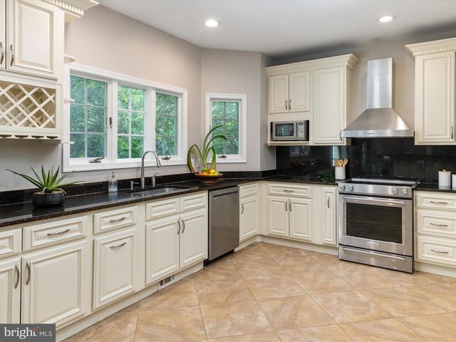 1728 PEARTREE LN, Crofton, MD 21114
