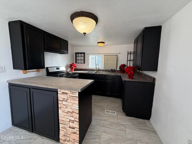 1258 W Rosamond Spc 66, Rosamond, CA 93560