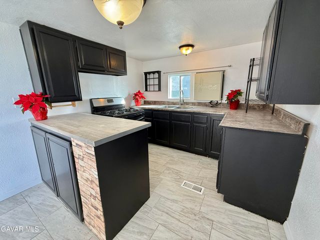 1258 W Rosamond Spc 66, Rosamond, CA 93560