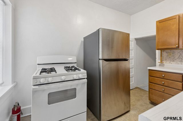 120 N 38 Street, Omaha, NE 68131