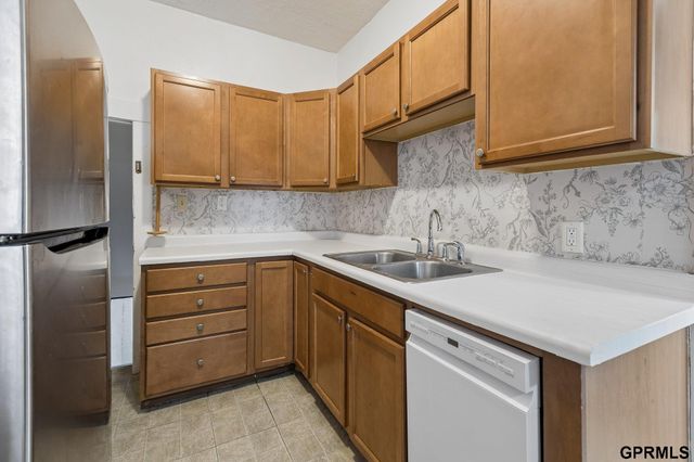 120 N 38 Street, Omaha, NE 68131