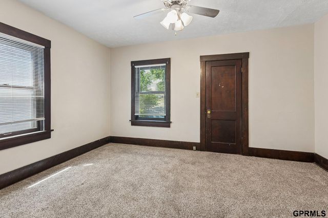120 N 38 Street, Omaha, NE 68131