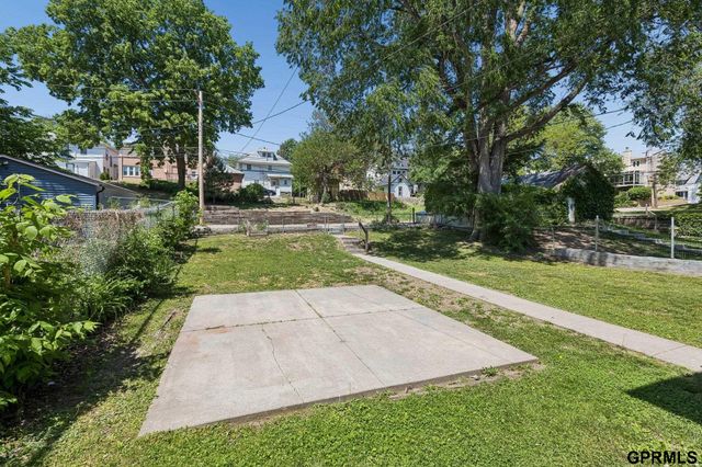 120 N 38 Street, Omaha, NE 68131