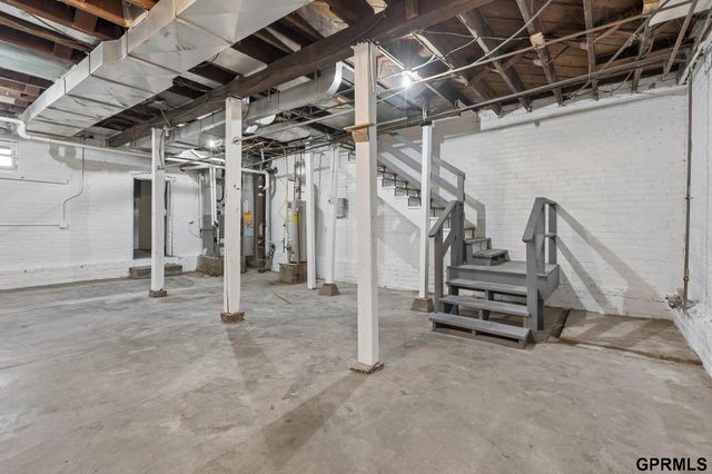 120 N 38 Street, Omaha, NE 68131