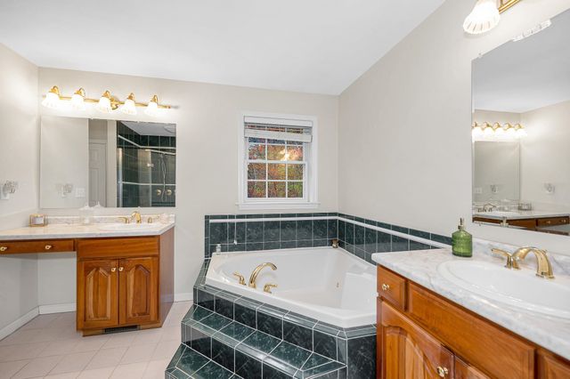 14 Cheshire Court, Londonderry, NH 03053