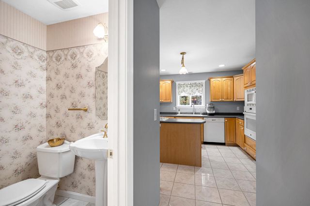 14 Cheshire Court, Londonderry, NH 03053