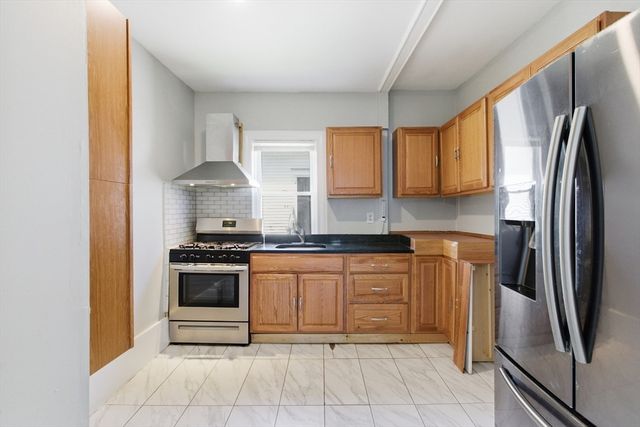 79 Warwick St, Lowell, MA 01851
