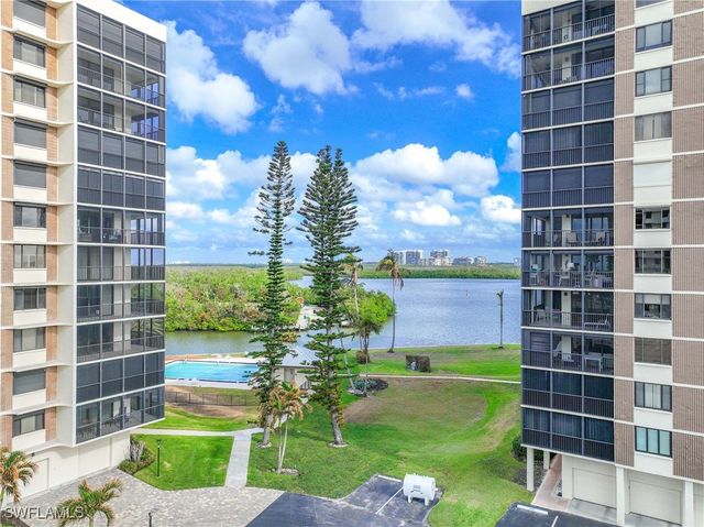 15 Bluebill AVE 103AA, Naples, FL 34108