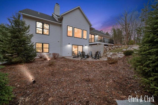 10660 Kissing Ridge Drive Se, Lowell Twp, MI 49331