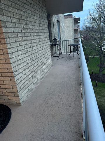 110 W Butterfield Road 402S, Elmhurst, IL 60126