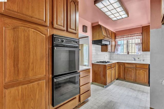 3508 Morcom Ave, Oakland, CA 94619