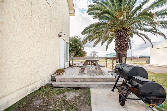 132 Waterfront Alley, Port Lavaca, TX 77979
