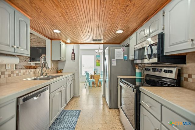 132 Waterfront Alley, Port Lavaca, TX 77979