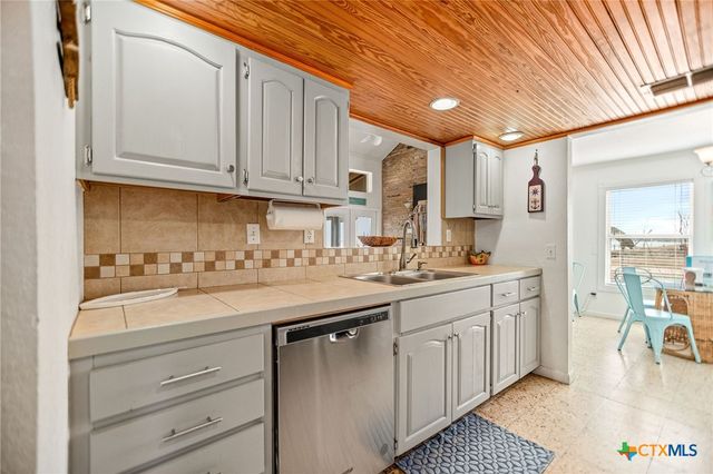 132 Waterfront Alley, Port Lavaca, TX 77979