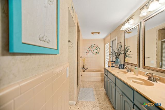 132 Waterfront Alley, Port Lavaca, TX 77979