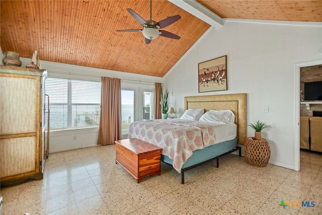 132 Waterfront Alley, Port Lavaca, TX 77979