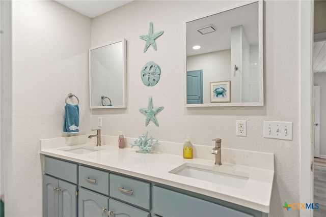 132 Waterfront Alley, Port Lavaca, TX 77979