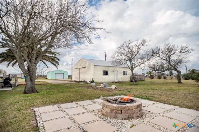 132 Waterfront Alley, Port Lavaca, TX 77979