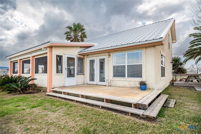 132 Waterfront Alley, Port Lavaca, TX 77979
