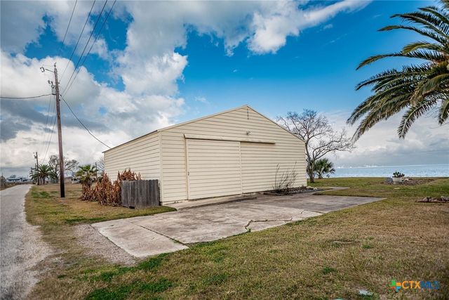 132 Waterfront Alley, Port Lavaca, TX 77979