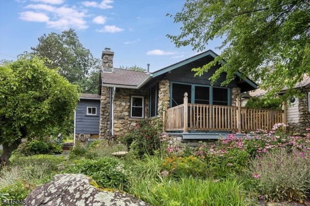 17 Ridge Rd, Stanhope Boro, NJ 07874