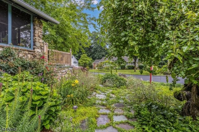 17 Ridge Rd, Stanhope Boro, NJ 07874