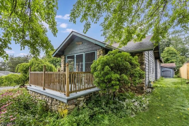 17 Ridge Rd, Stanhope Boro, NJ 07874