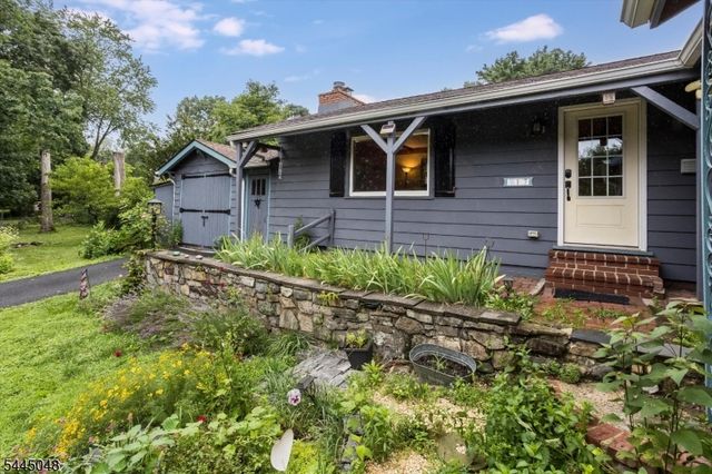 17 Ridge Rd, Stanhope Boro, NJ 07874
