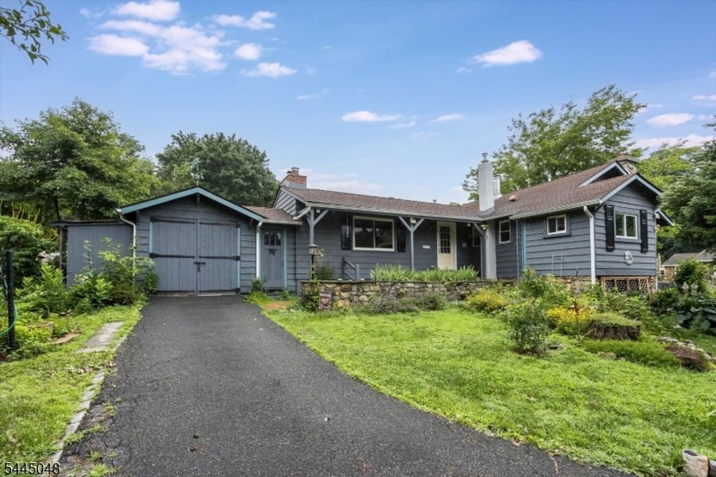 17 Ridge Rd, Stanhope Boro, NJ 07874