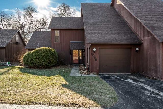 5055 WOODLAKE Drive 1, Loves Park, IL 61111