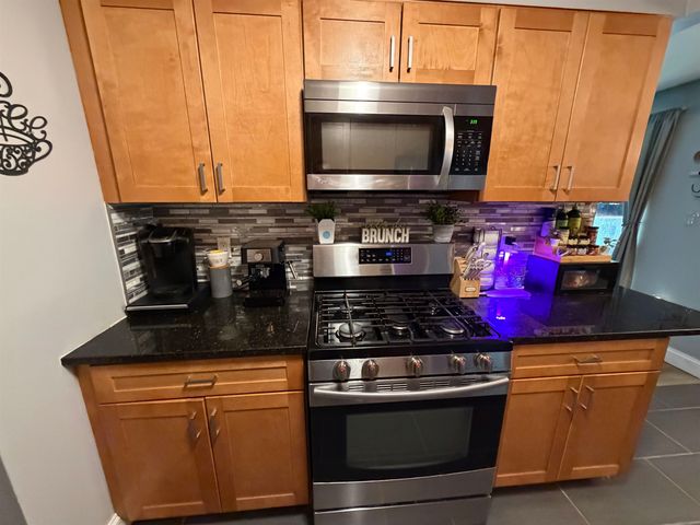 1 Louisburg Sq Apt 1, Nashua, NH 03060