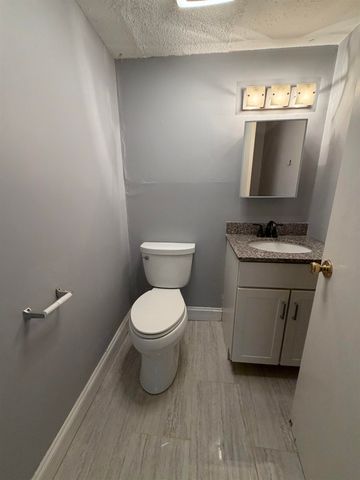 1 Louisburg Sq Apt 1, Nashua, NH 03060