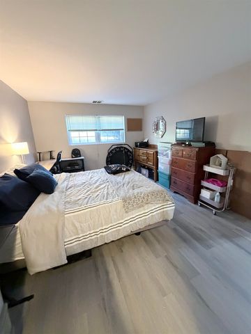 1 Louisburg Sq Apt 1, Nashua, NH 03060