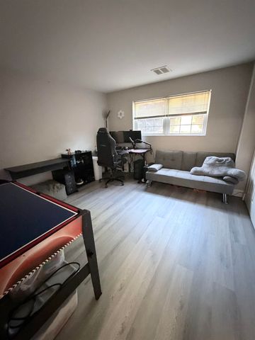 1 Louisburg Sq Apt 1, Nashua, NH 03060