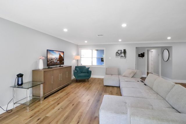6111 Shadow Crest Street, Houston, TX 77074